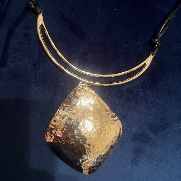 Women ELEGANT Hold and Black Necklace - Picture 3 of 4